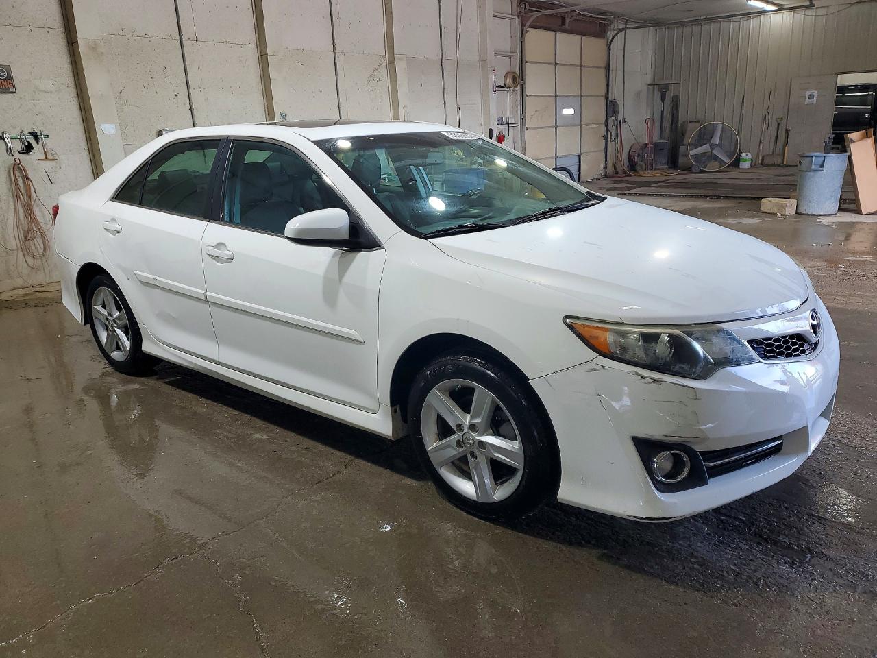 2013 TOYOTA CAMRY SE photo 4