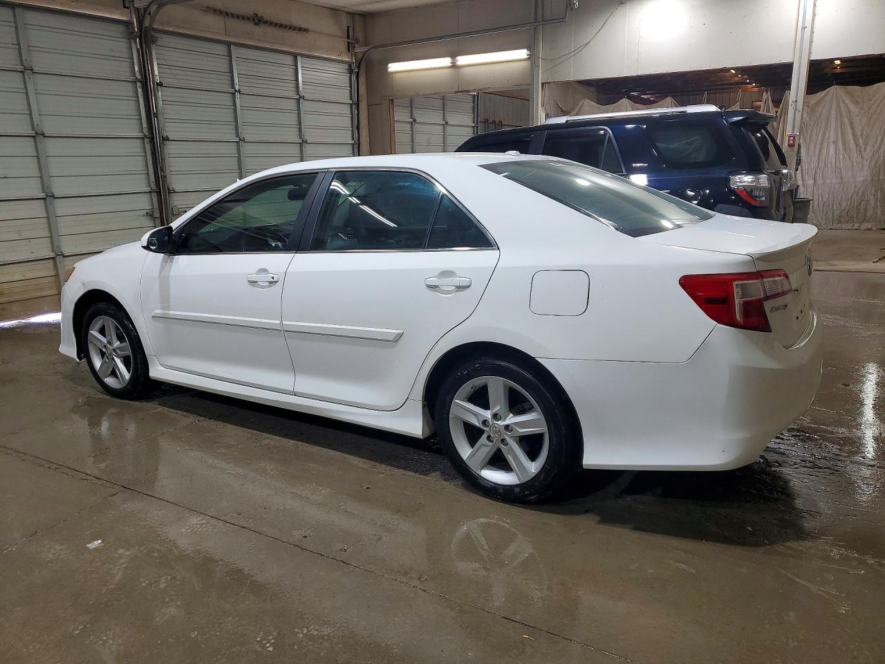 2013 TOYOTA CAMRY SE photo 2