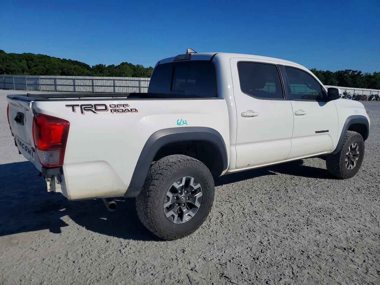 2017 TOYOTA TACOMA TRD OFF-ROAD photo 5