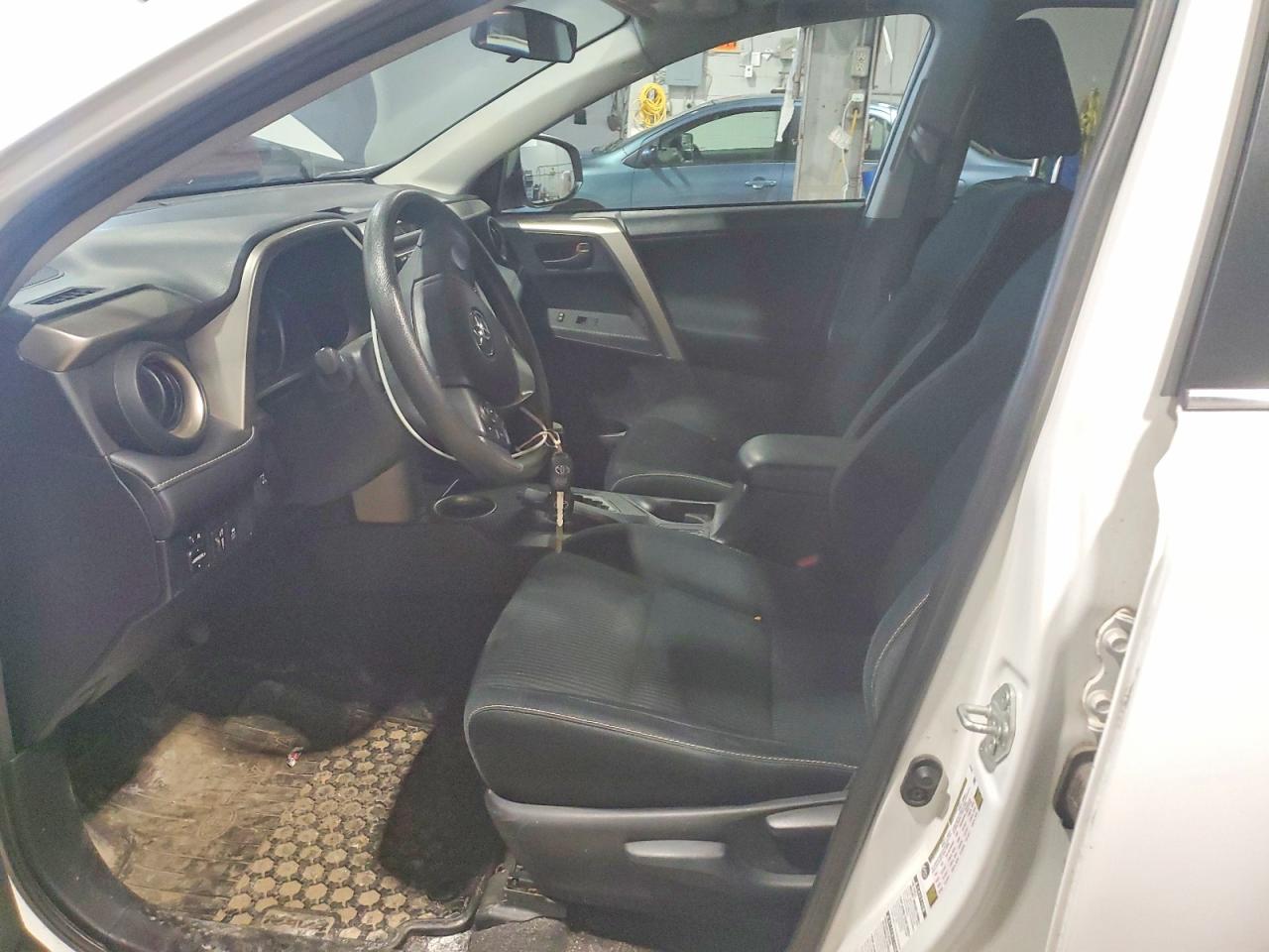 2013 TOYOTA RAV4 XLE photo 19
