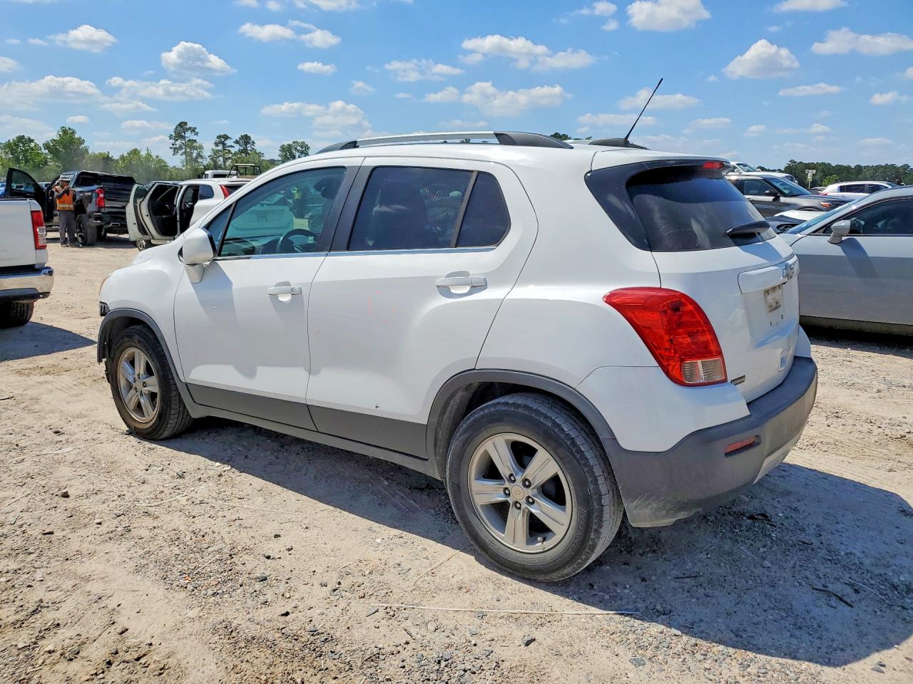 2015 CHEVROLET TRAX 1LT photo 2