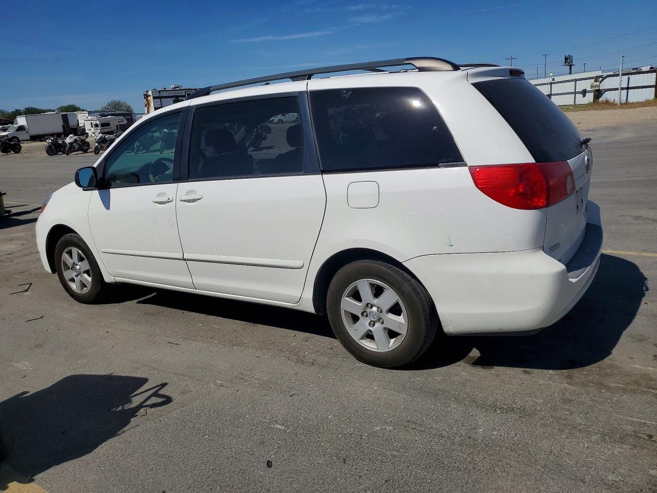 2007 TOYOTA SIENNA LE 8-PASSENGER photo 4