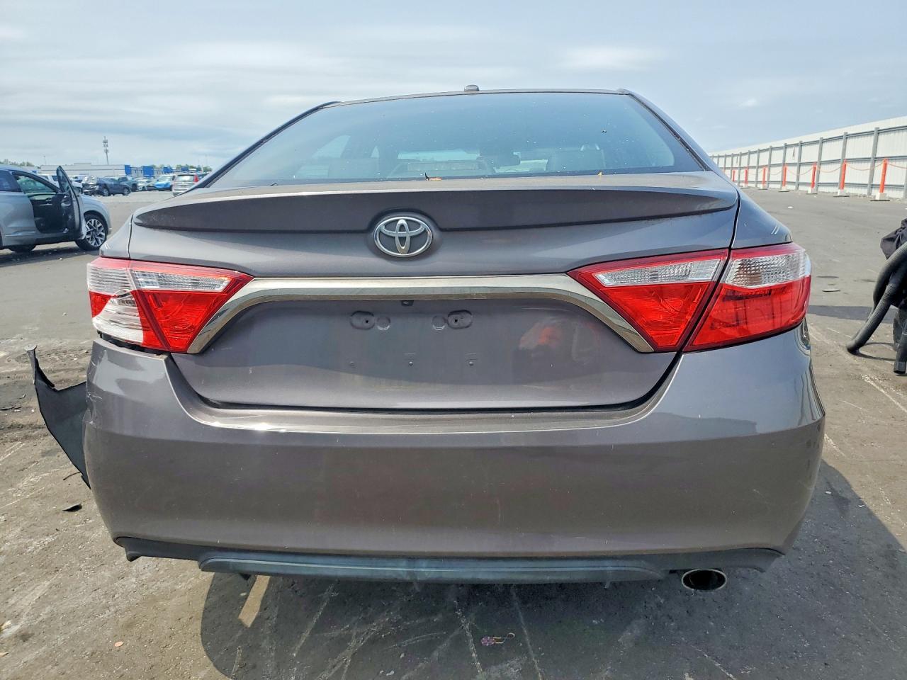 2015 TOYOTA CAMRY SE photo 11