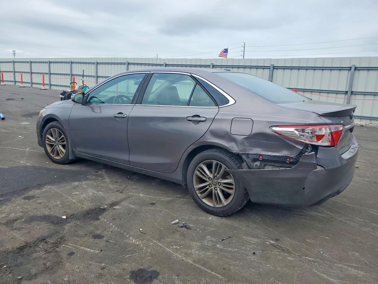 2015 TOYOTA CAMRY SE photo 3