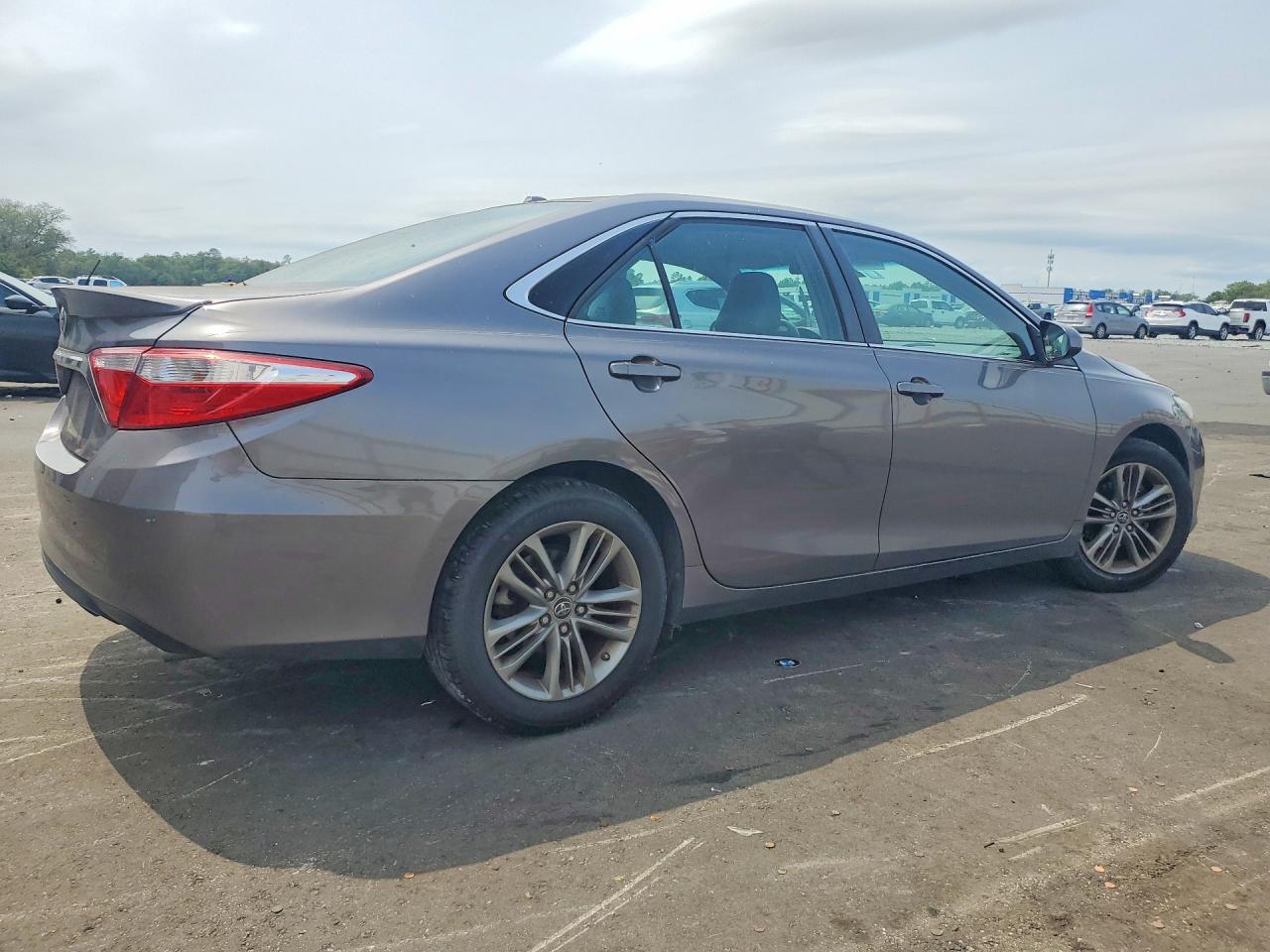 2015 TOYOTA CAMRY SE photo 5