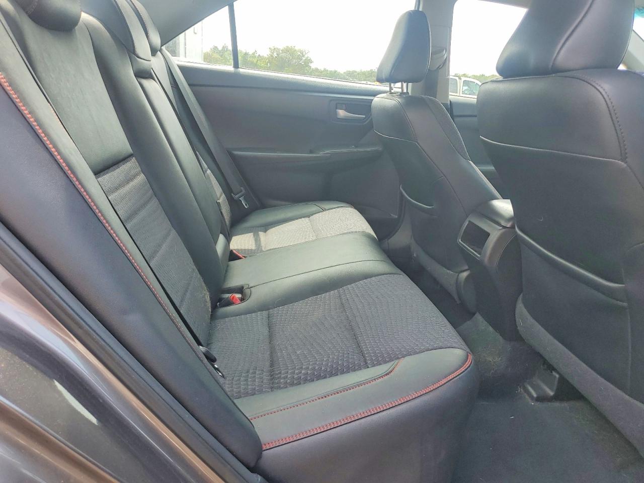 2015 TOYOTA CAMRY SE photo 19