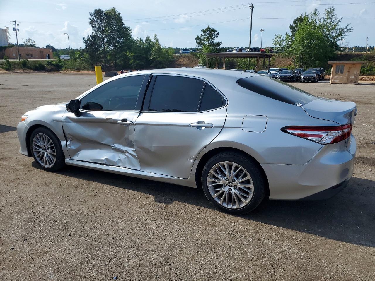 2018 TOYOTA CAMRY XLE photo 3