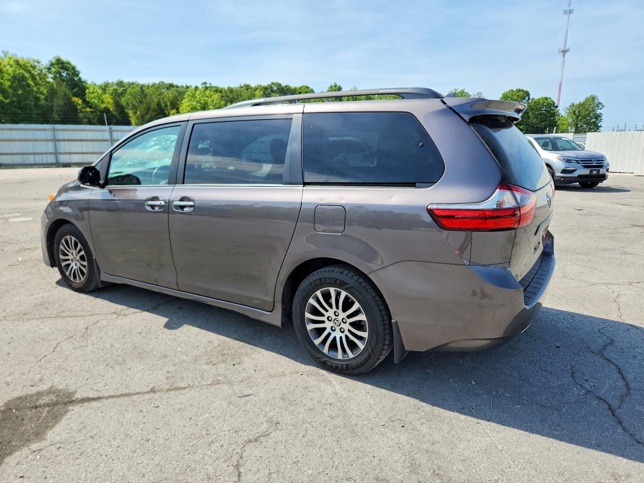 2020 TOYOTA SIENNA XLE 8-PASSENGER photo 4