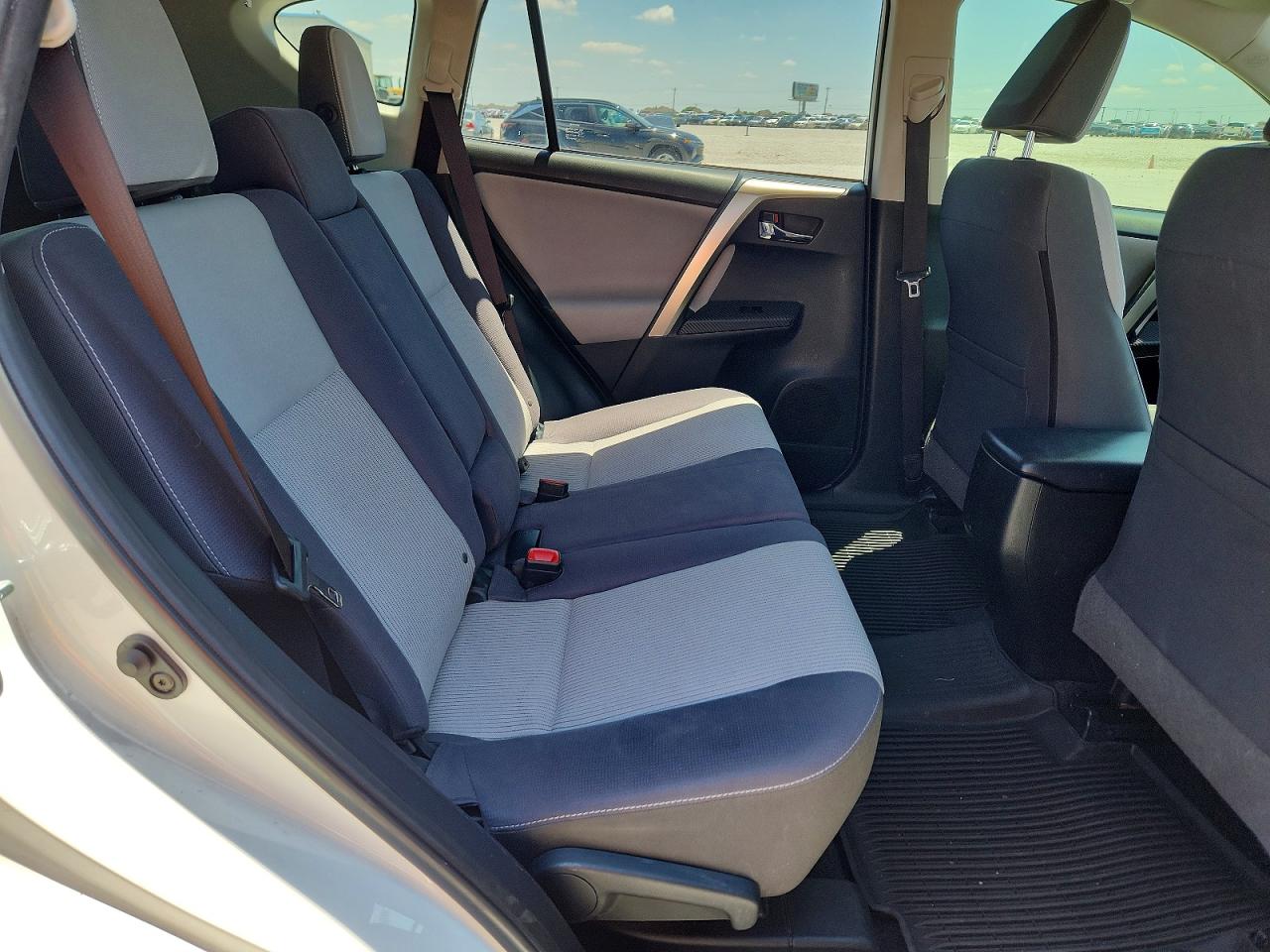 2015 TOYOTA RAV4 XLE photo 21