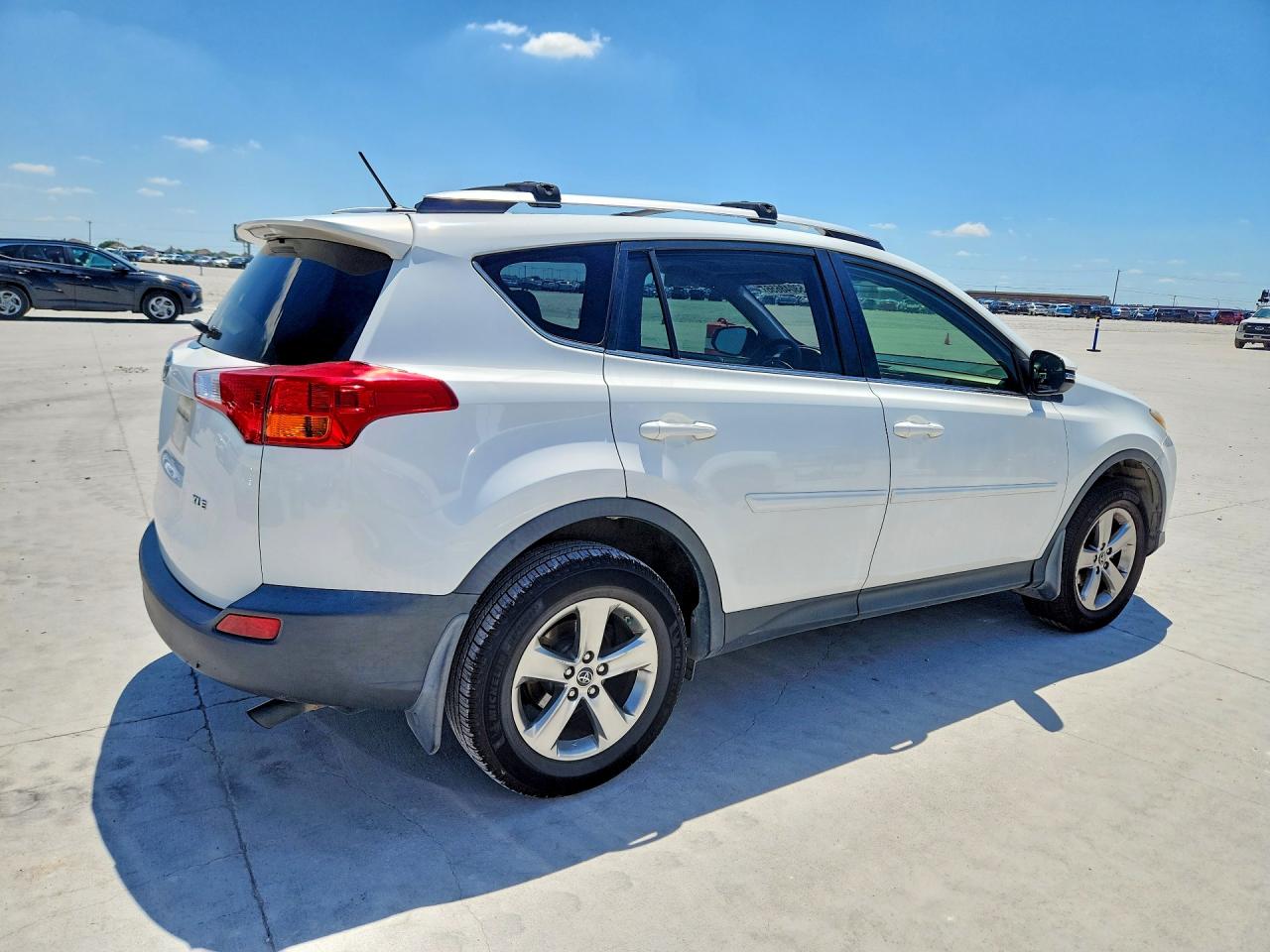 2015 TOYOTA RAV4 XLE photo 5