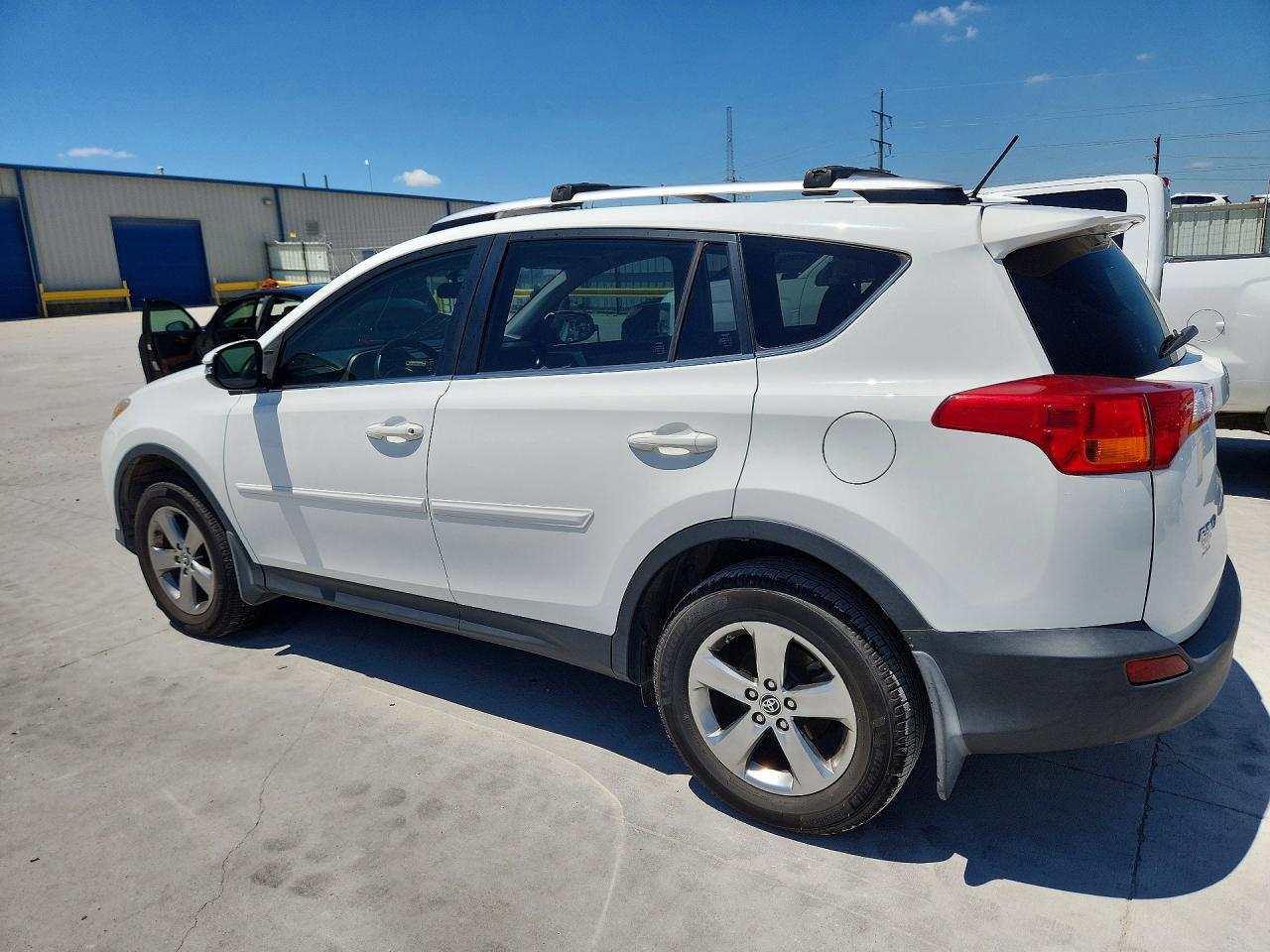2015 TOYOTA RAV4 XLE photo 3