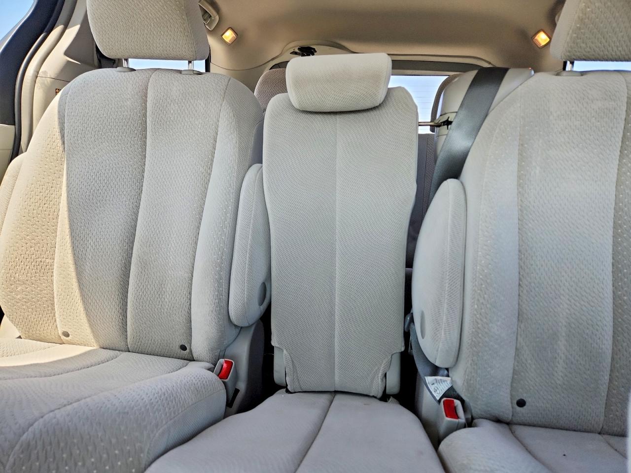 2014 TOYOTA SIENNA LE photo 28
