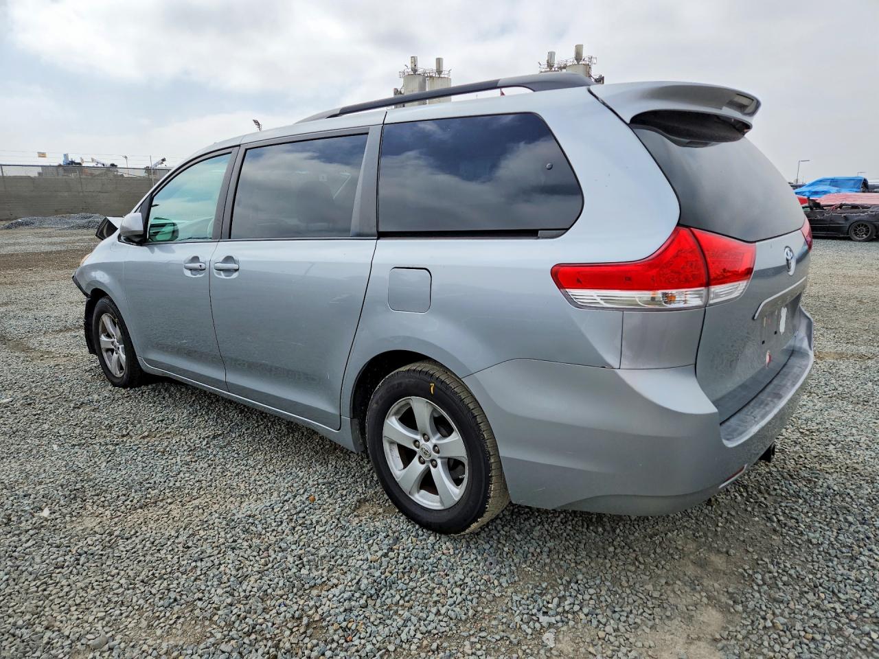2014 TOYOTA SIENNA LE photo 4