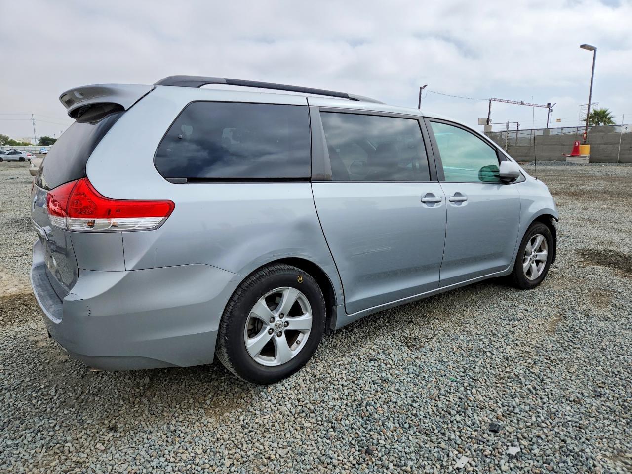 2014 TOYOTA SIENNA LE photo 7