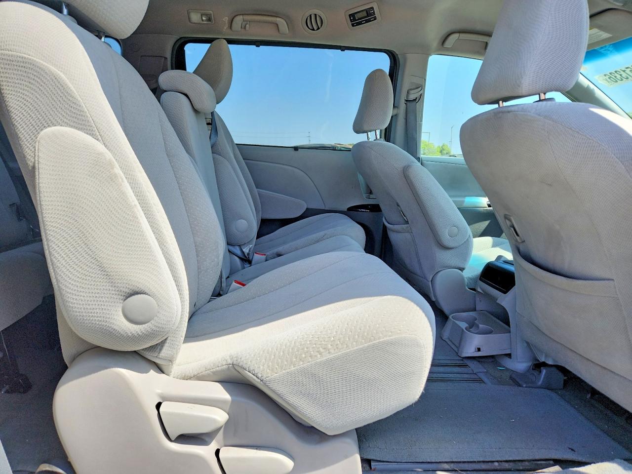 2014 TOYOTA SIENNA LE photo 31