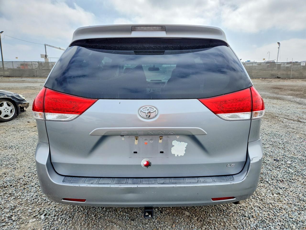 2014 TOYOTA SIENNA LE photo 16