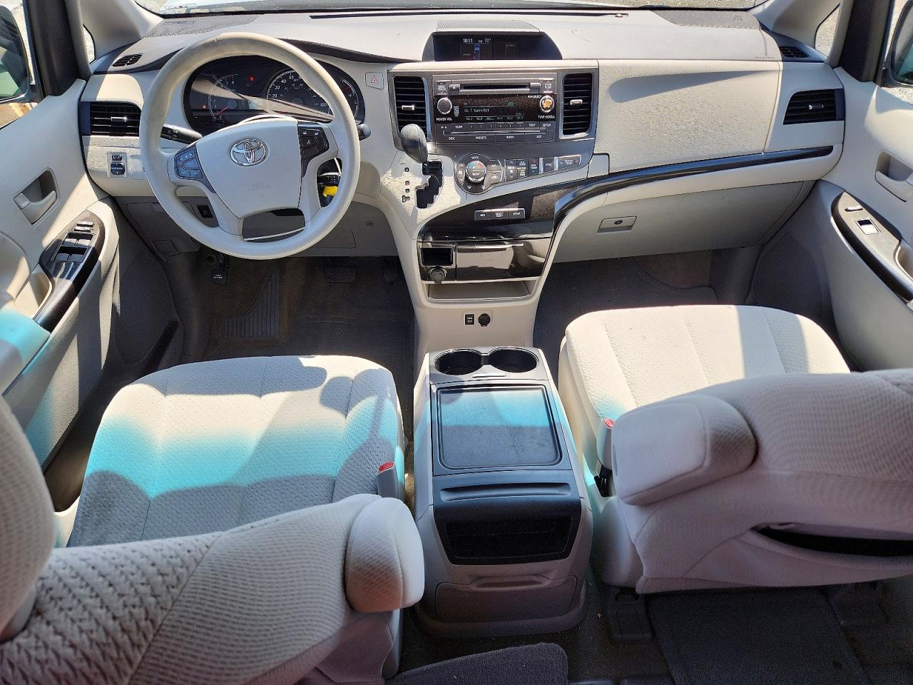 2014 TOYOTA SIENNA LE photo 22