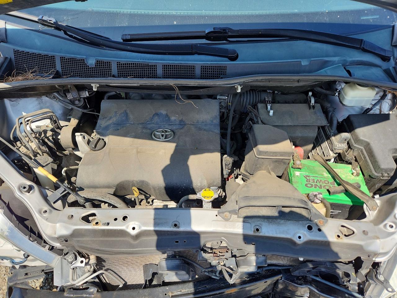 2014 TOYOTA SIENNA LE photo 34