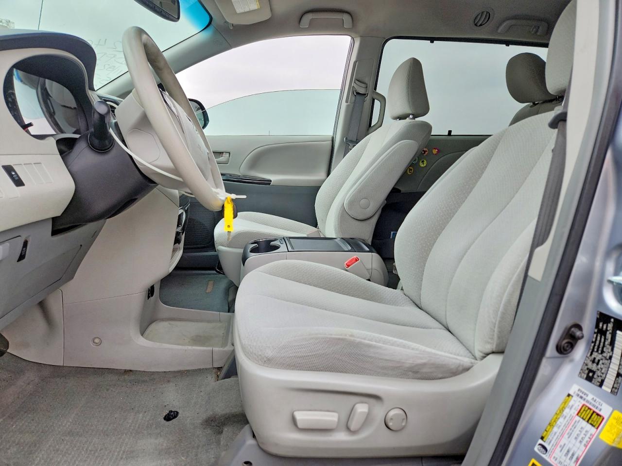 2014 TOYOTA SIENNA LE photo 19