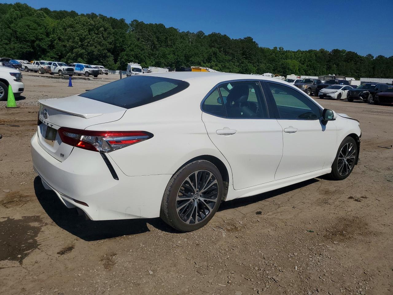 2018 TOYOTA CAMRY SE photo 5