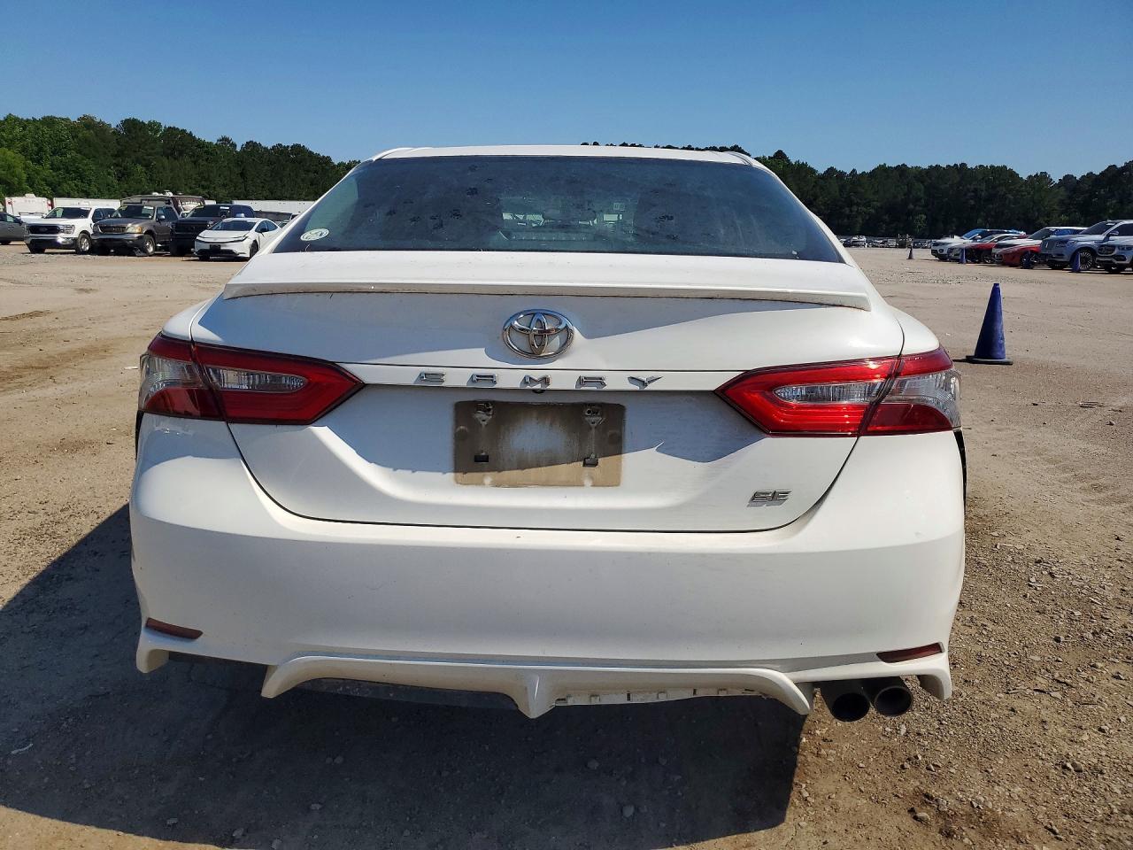 2018 TOYOTA CAMRY SE photo 11