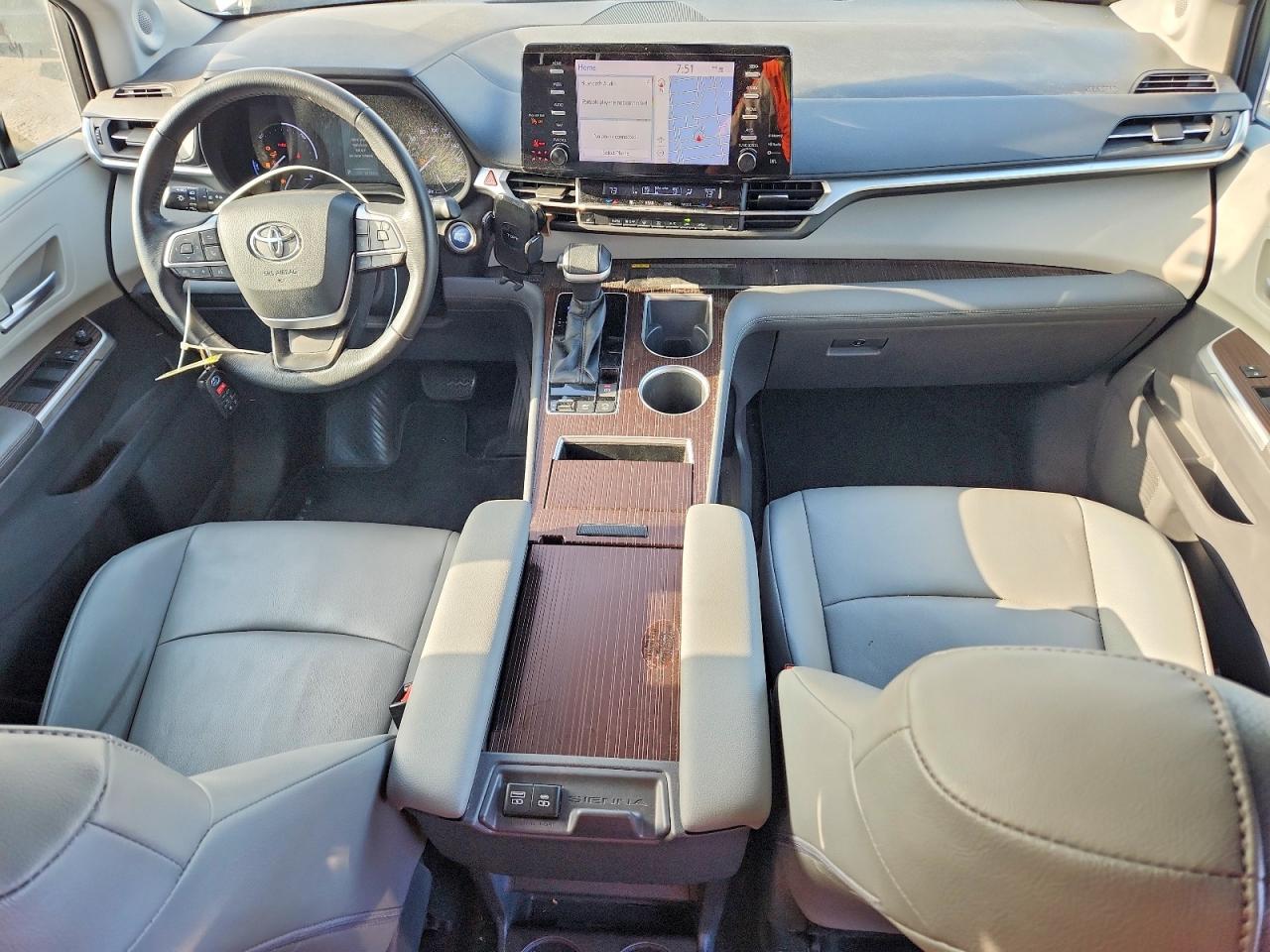 2021 TOYOTA SIENNA XLE photo 22