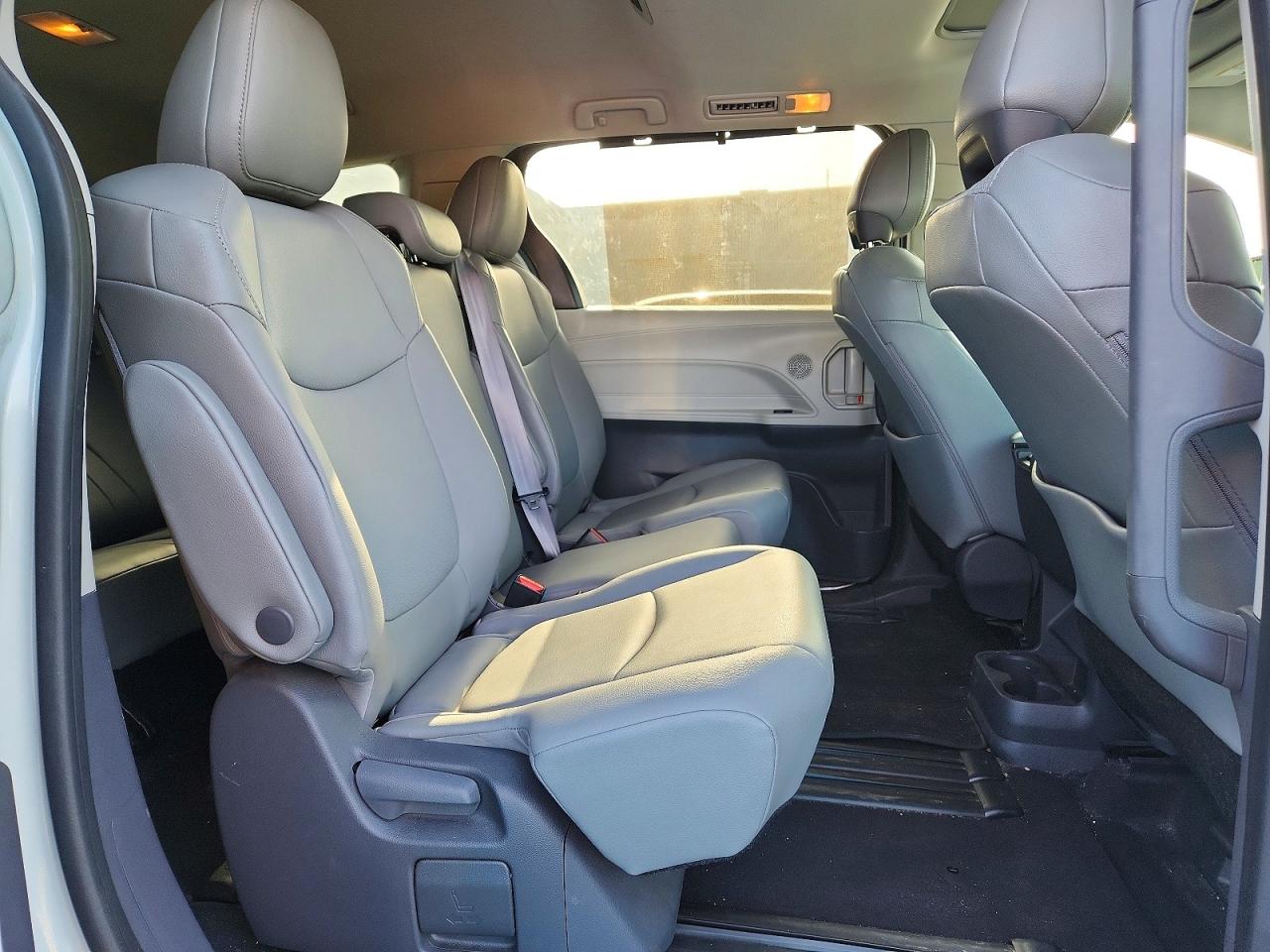 2021 TOYOTA SIENNA XLE photo 31