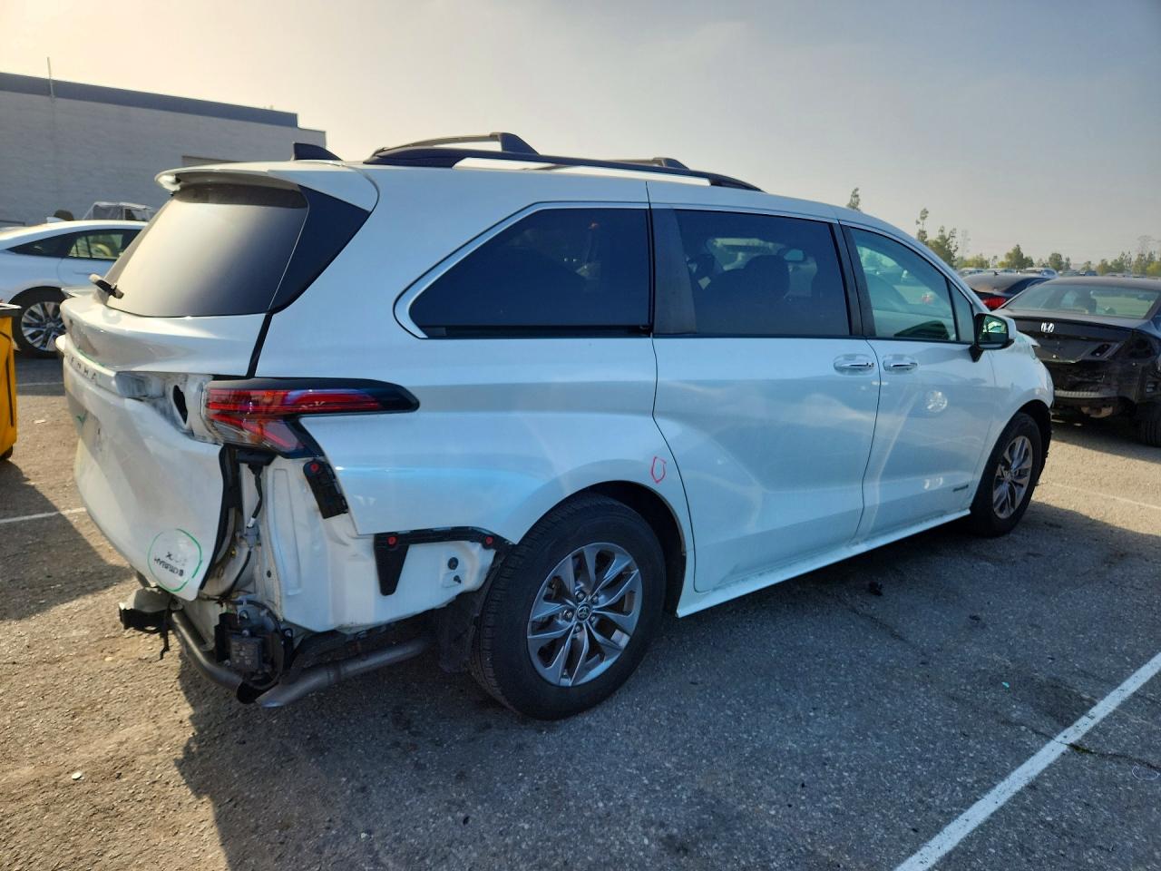 2021 TOYOTA SIENNA XLE photo 7