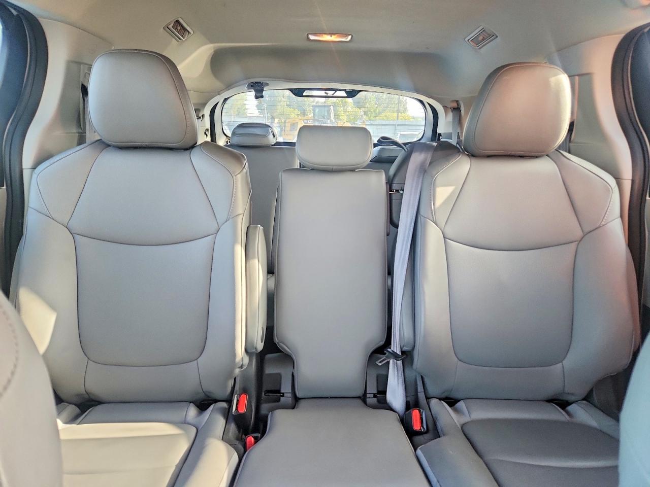 2021 TOYOTA SIENNA XLE photo 28