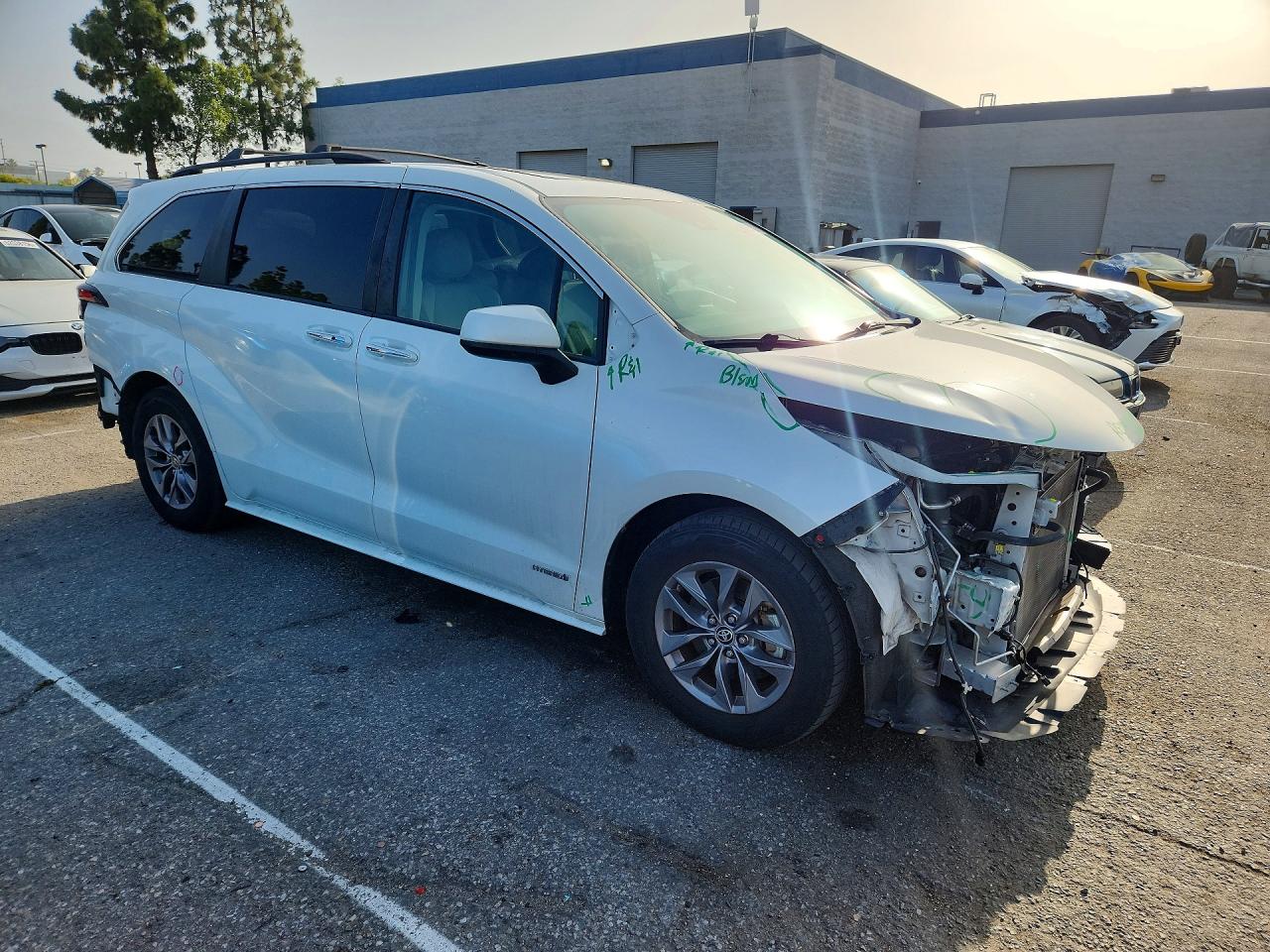 2021 TOYOTA SIENNA XLE photo 10