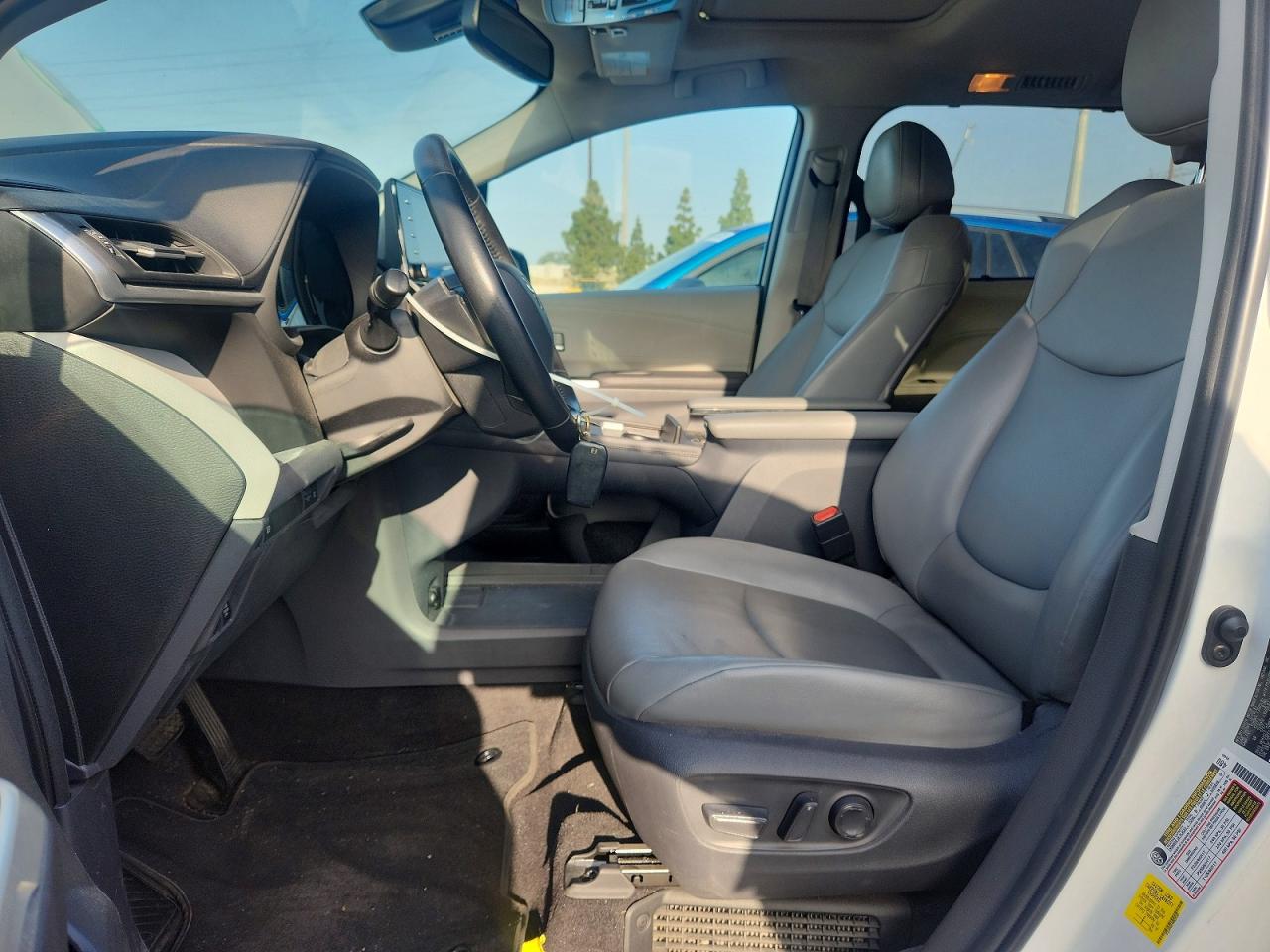 2021 TOYOTA SIENNA XLE photo 19
