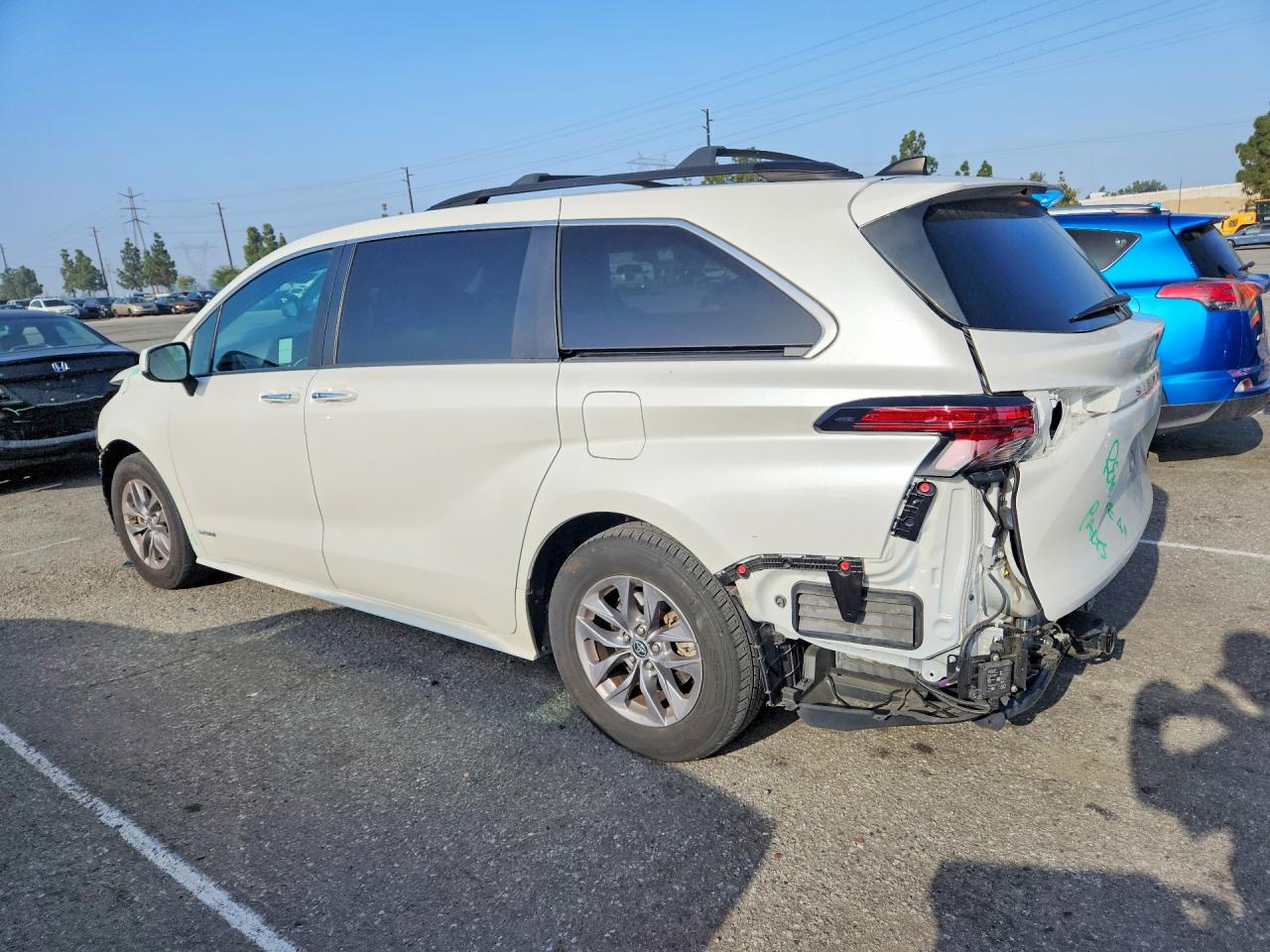 2021 TOYOTA SIENNA XLE photo 4