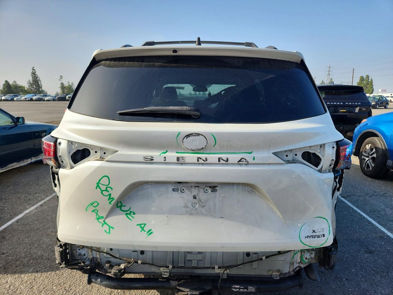 2021 TOYOTA SIENNA XLE photo 16