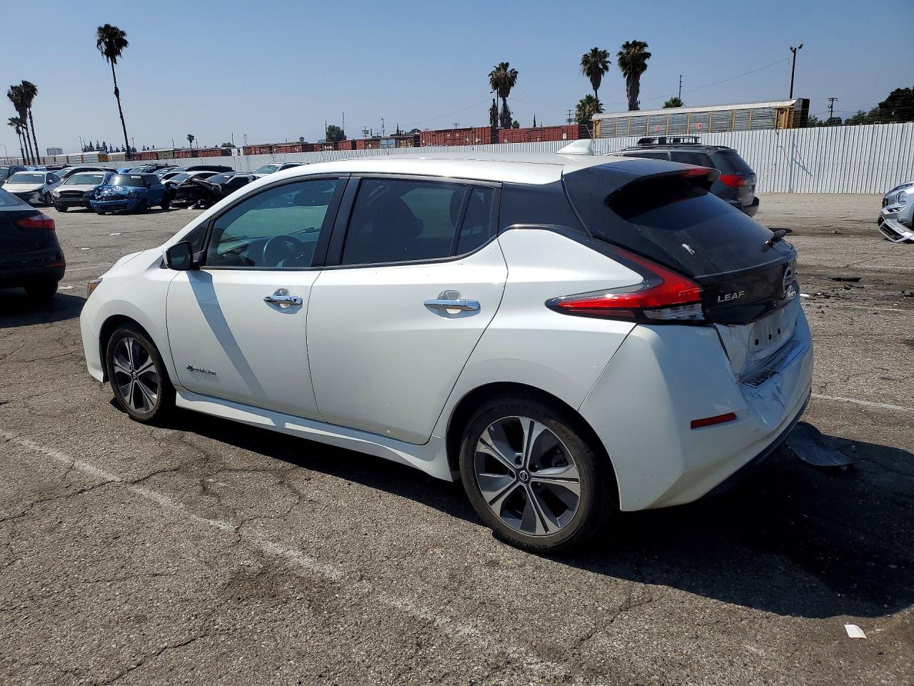 2018 NISSAN LEAF SV photo 2