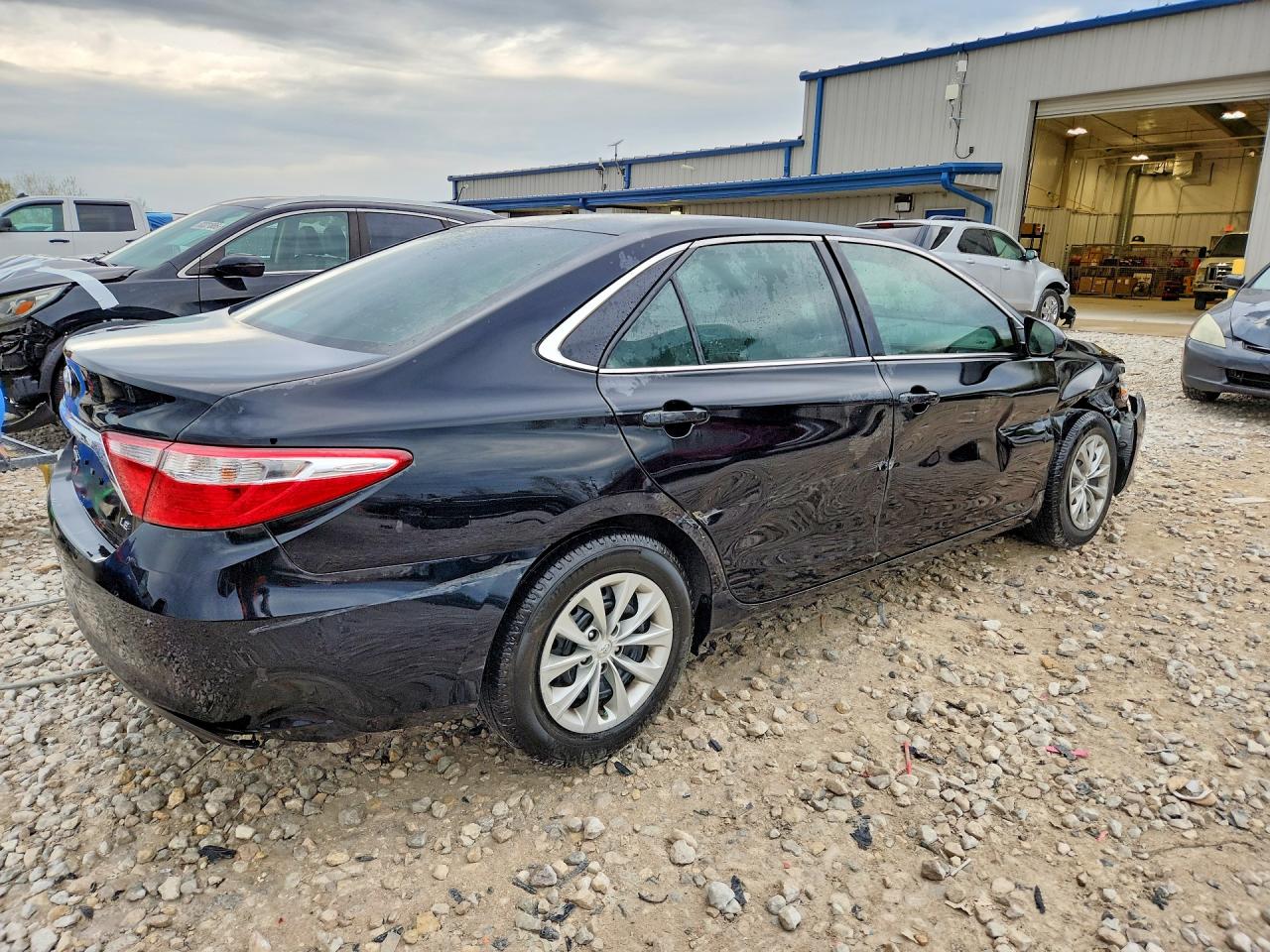 2017 TOYOTA CAMRY LE photo 5