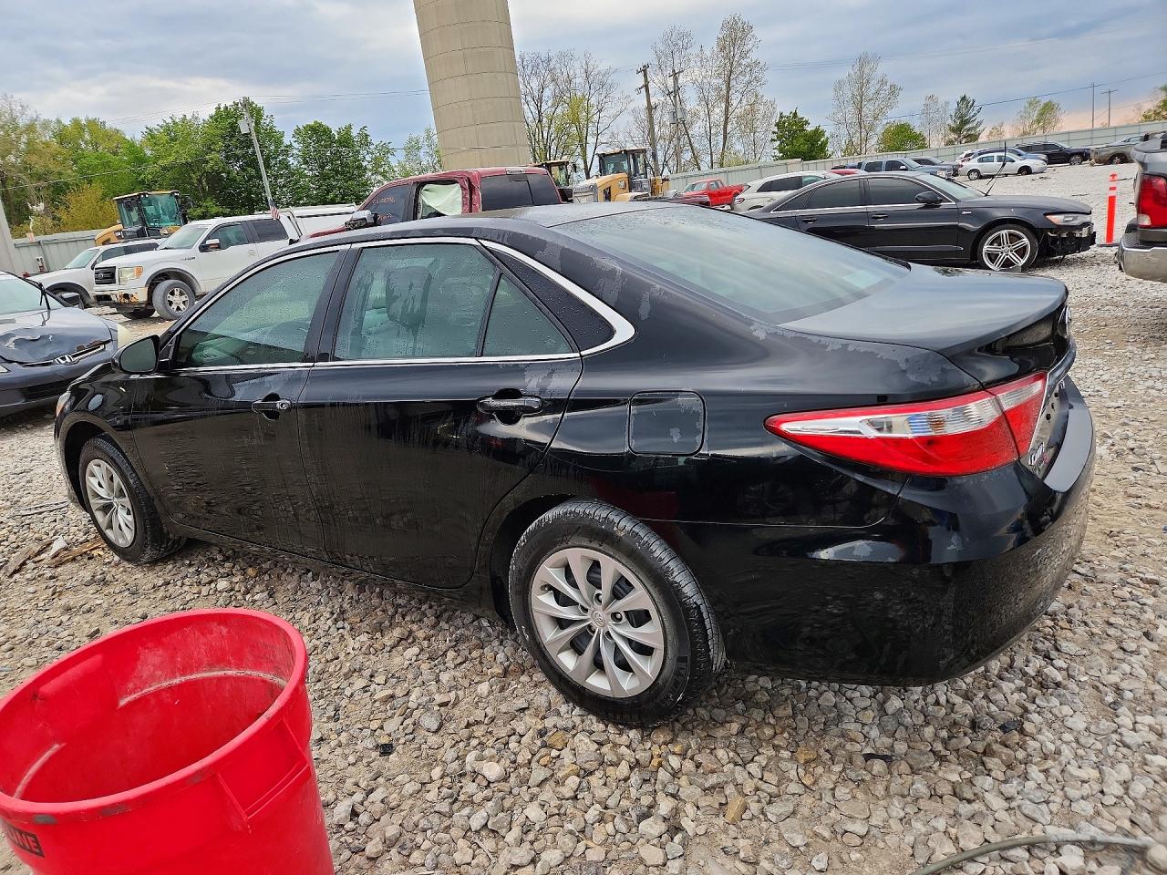 2017 TOYOTA CAMRY LE photo 3