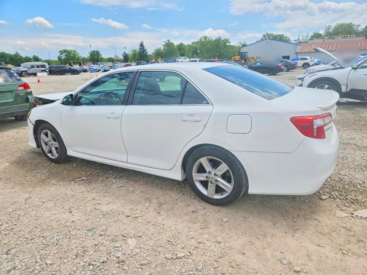 2014 TOYOTA CAMRY SE photo 3