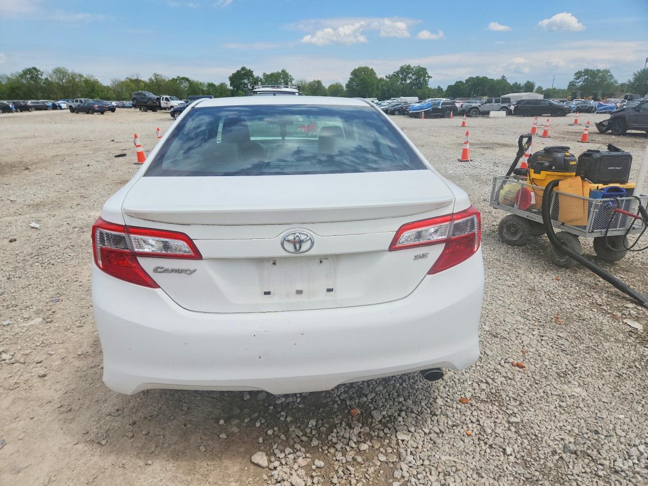 2014 TOYOTA CAMRY SE photo 11