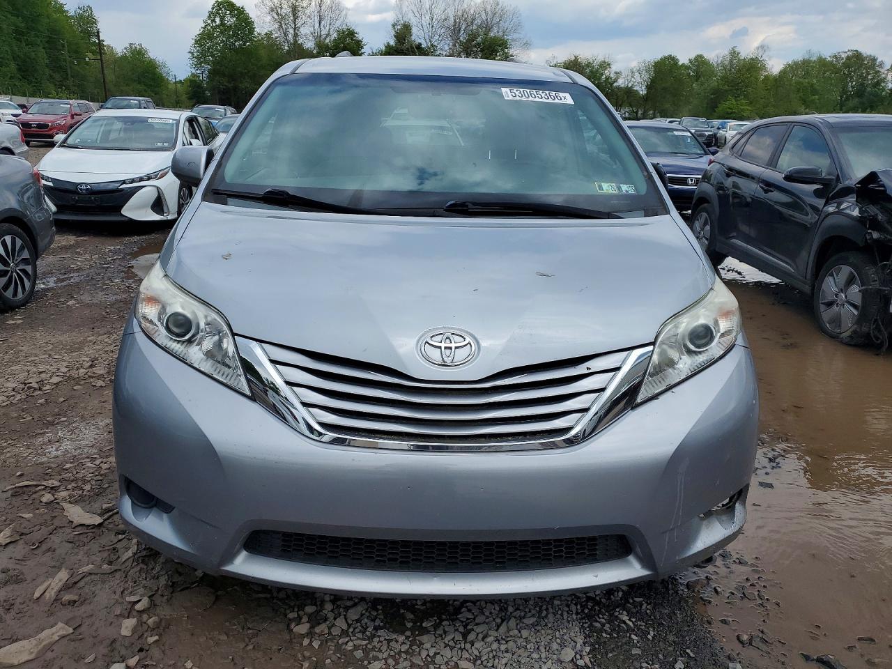 2016 TOYOTA SIENNA LE photo 9