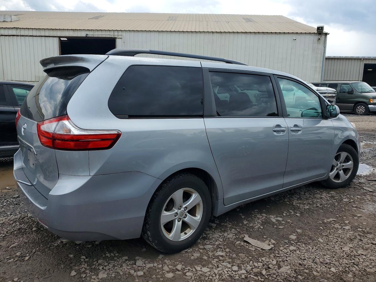 2016 TOYOTA SIENNA LE photo 5