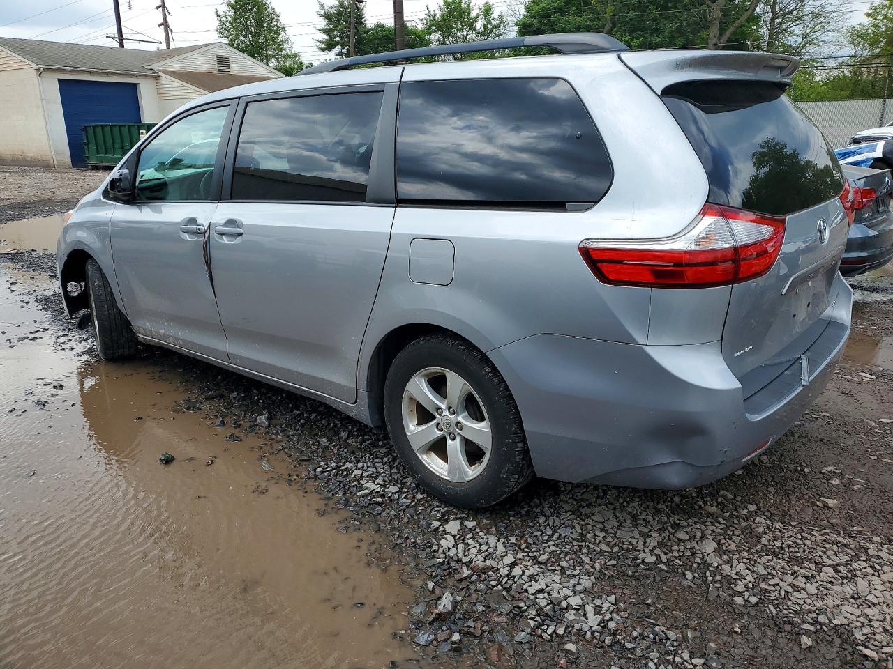 2016 TOYOTA SIENNA LE photo 3