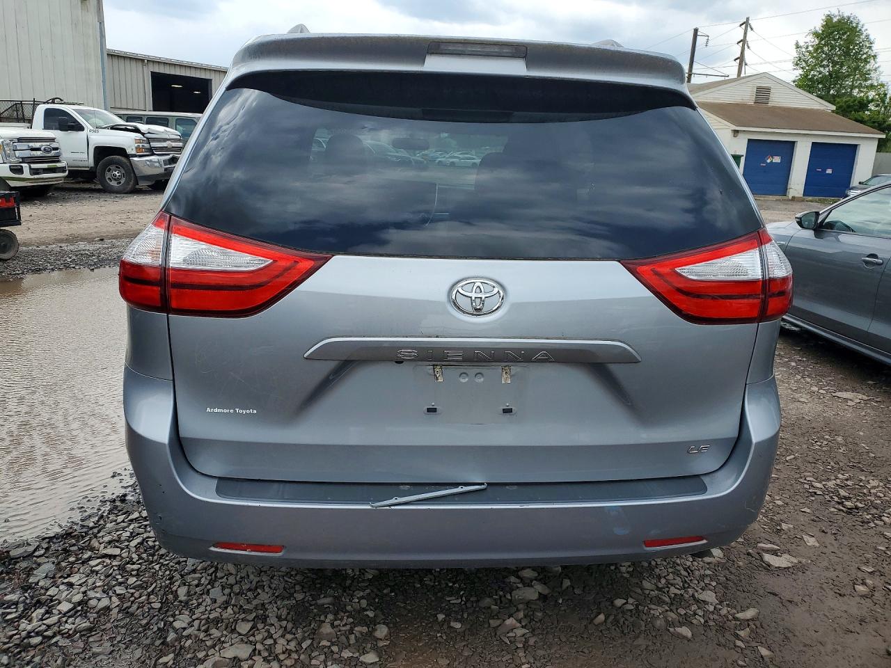 2016 TOYOTA SIENNA LE photo 11