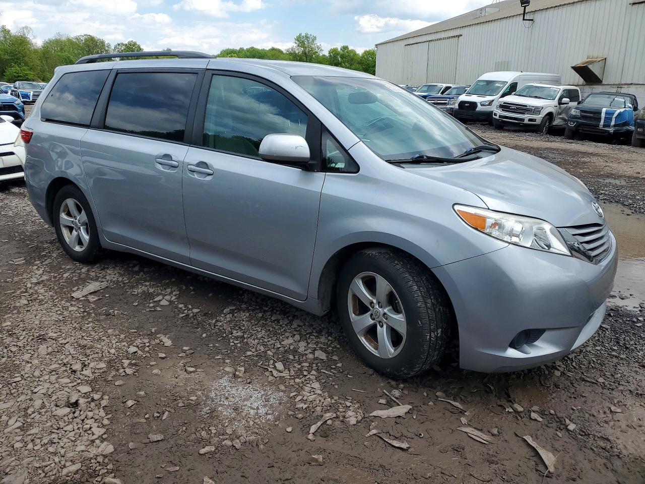 2016 TOYOTA SIENNA LE photo 7