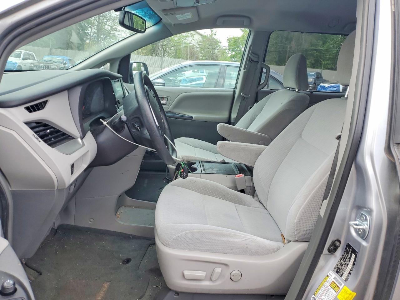 2016 TOYOTA SIENNA LE photo 13