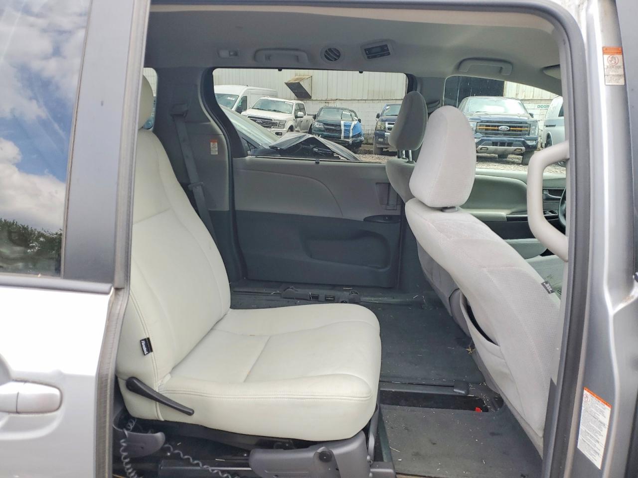2016 TOYOTA SIENNA LE photo 21