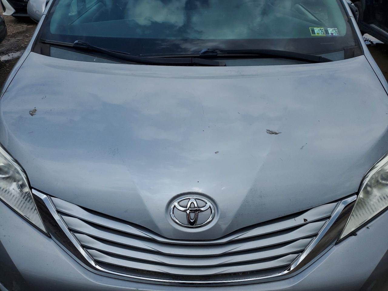 2016 TOYOTA SIENNA LE photo 23