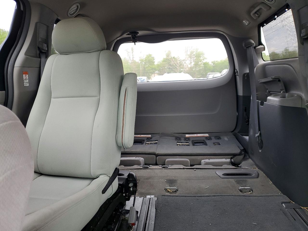 2016 TOYOTA SIENNA LE photo 19