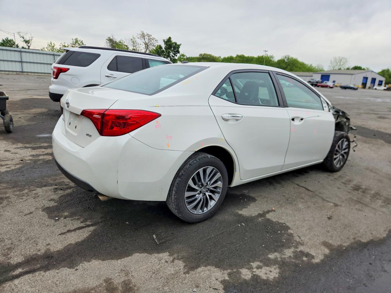 2019 TOYOTA COROLLA XLE photo 3