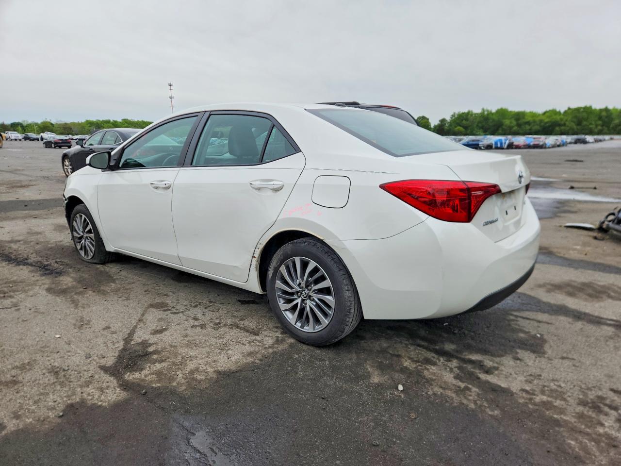 2019 TOYOTA COROLLA XLE photo 2