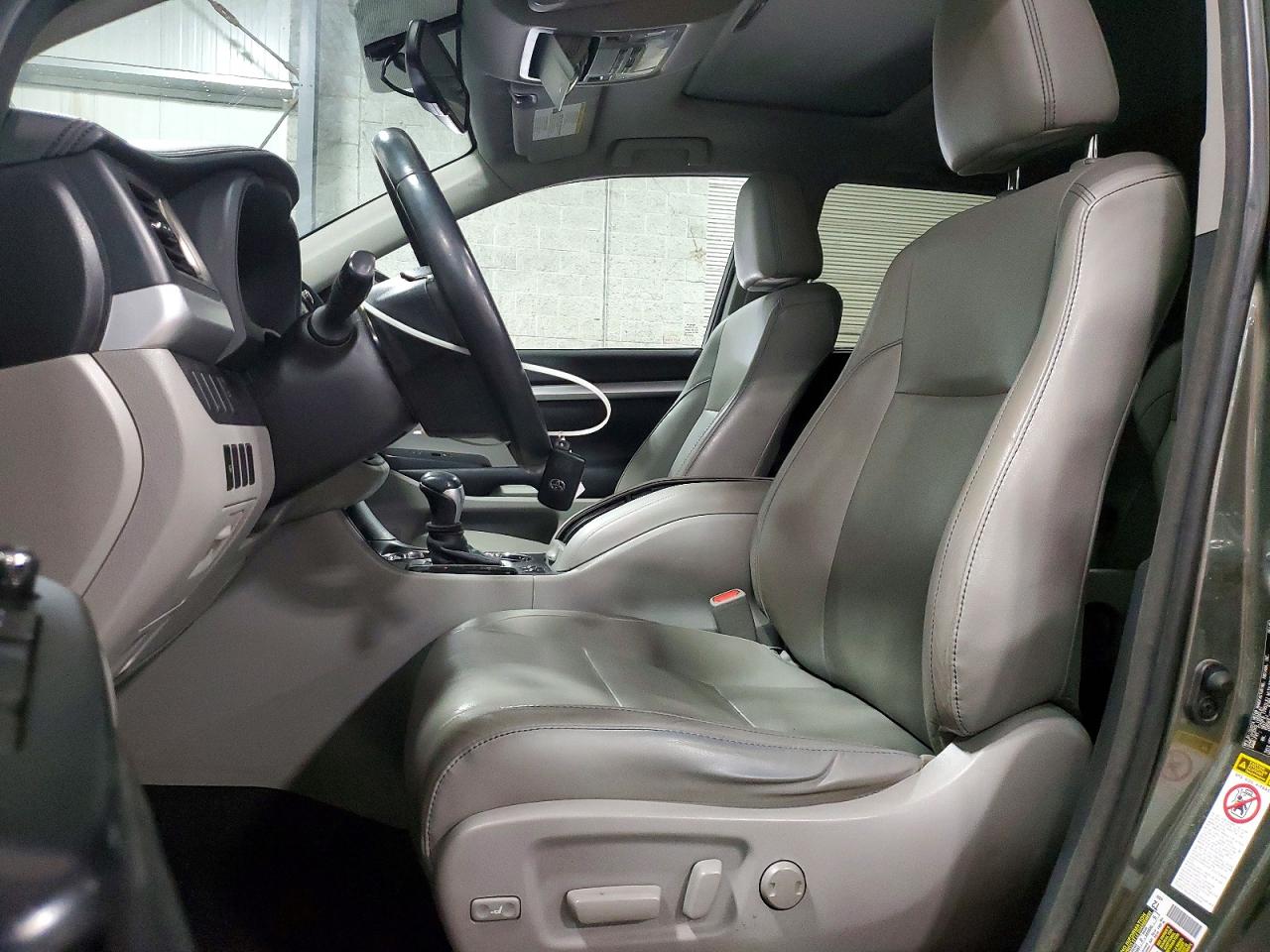 2016 TOYOTA HIGHLANDER XLE photo 13